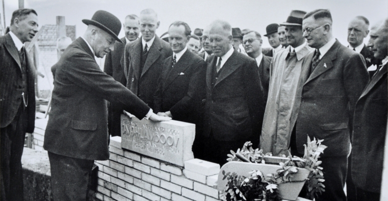Burgemeester Lambooy plaatst eerste steen clubgebouw 27 mei 1939