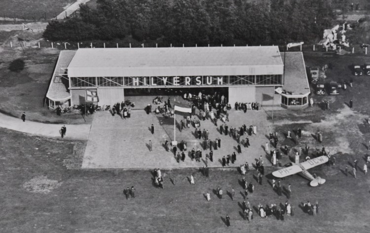 De grote hangaar her-opening na de oorlog