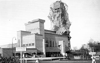 Raadhuis Hilversum gecamoufleerd in 1942 (Foto Stevens)