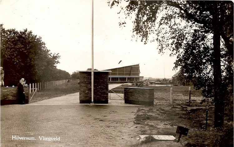 Grote Hangaar en Toegangspoort Vliegveld Hilversum