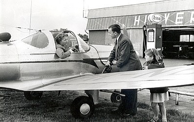 Hangaar Hilversum en Ercoupe aan de pomp