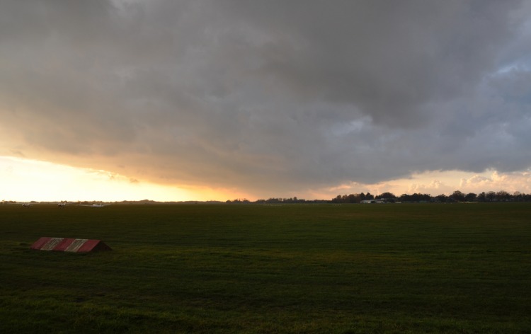 Prachtige wolkenlucht op Vliegveld Hilversum